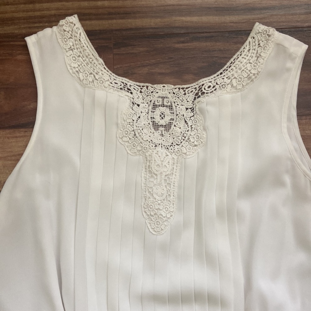 Sleeveless Pleated Dress - Picture 2 of 4